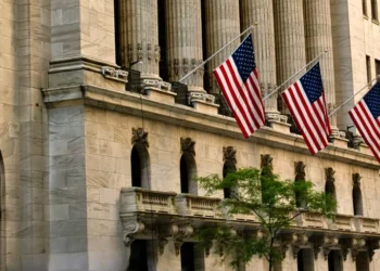 Wall Street: Chips, AI και ελπίδες ειρήνης οδηγούν την αγορά σε νέα υψηλά