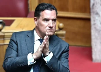 Το άγνωστο ραντεβού Τσίπρα στο Βελορίνο και η σκληρή επίθεση Γεωργιάδη: «Είναι μακράν ο μεγαλύτερος πολιτικός απατεώνας»