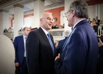 Τα εσωκομματικά «καρφιά» στη ΝΔ και η «σιωπή» Δένδια απέναντι στους «γαλάζιους εκνευρισμούς»