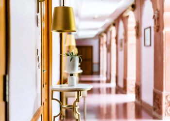 Μειώθηκαν οι αφίξεις στα τουριστικά καταλύματα τον Μάρτιο – Πτώση και στις διανυκτερεύσεις