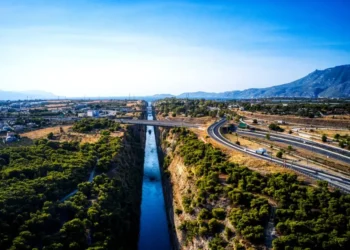 Διώρυγα Κορίνθου: «Stop» στα βαρέα φορτηγά προς Αθήνα για τρεις ημέρες