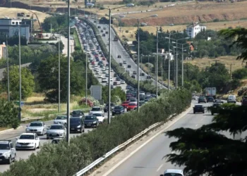 Τριήμερο Αγίου Πνεύματος: Μαζική έξοδος εκδρομέων – Γεμάτα πλοία, αεροπλάνα και ΚΤΕΛ
