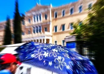 Καιρός: «Χειμωνιάτικη εισβολή» με βροχές, πτώση θερμοκρασίας και έως 8 μποφόρ – Πότε επιστρέφει η άνοιξη