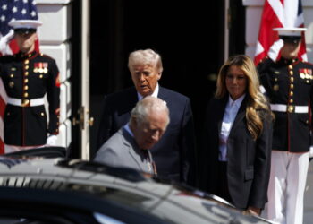 Διπλωματία με… άρωμα ουίσκι: Ο Τραμπ αίρει δασμούς μετά το τετ-α-τετ με τον Κάρολο