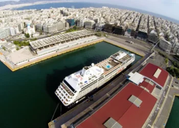 Ρύπανση κατά τον ανεφοδιασμό κρουαζιερόπλοιου στον Πειραιά – Δύο συλλήψεις στο πλαίσιο του αυτοφώρου