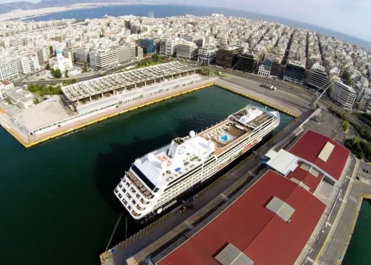 Ρύπανση κατά τον ανεφοδιασμό κρουαζιερόπλοιου στον Πειραιά – Δύο συλλήψεις στο πλαίσιο του αυτοφώρου