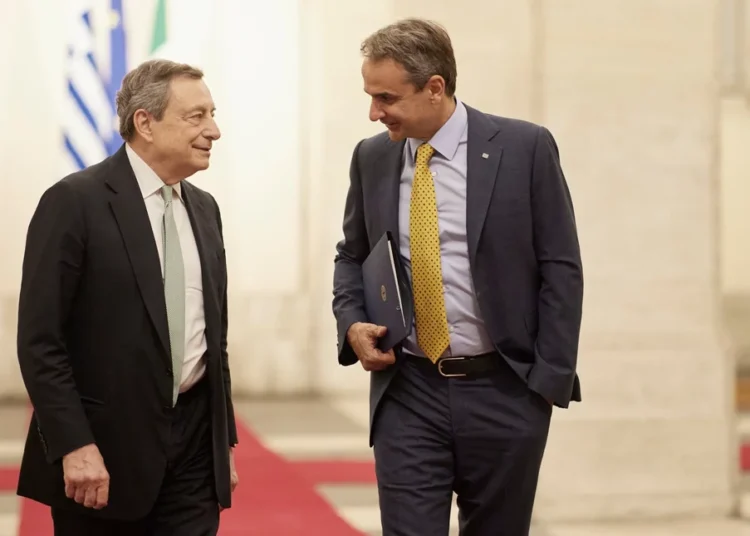 Ο Μητσοτάκης στην απονομή του «Βραβείου Καρλομάγνου» στον Μάριο Ντράγκι