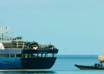 LIVE Έκτακτη επιχείρηση στην Τενερίφη: Υγειονομικοί με προστατευτικές στολές ανέβηκαν στο MV Hondius