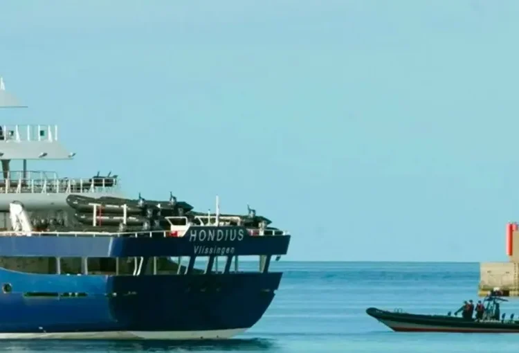 LIVE Έκτακτη επιχείρηση στην Τενερίφη: Υγειονομικοί με προστατευτικές στολές ανέβηκαν στο MV Hondius