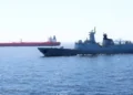 Ναυτιλιακό θρίλερ 78 μίλια από τα ΗΑΕ: «Άγνωστα βλήματα» πλήττουν δεξαμενόπλοιο