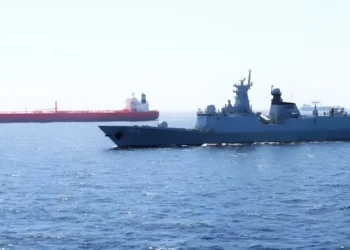 Ναυτιλιακό θρίλερ 78 μίλια από τα ΗΑΕ: «Άγνωστα βλήματα» πλήττουν δεξαμενόπλοιο