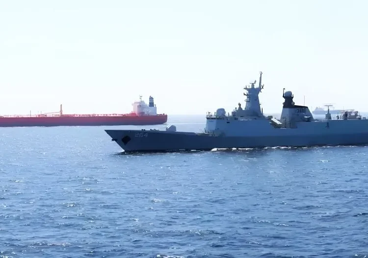 Ναυτιλιακό θρίλερ 78 μίλια από τα ΗΑΕ: «Άγνωστα βλήματα» πλήττουν δεξαμενόπλοιο