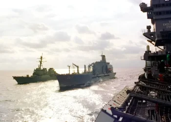 Το Πολεμικό Ναυτικό των ΗΠΑ από σήμερα συνοδεύει πλοία που έχουν εγκλωβιστεί στo Ορμούζ