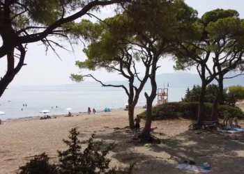 Τρεις παραλίες της Αττικής για τα πρώτα καλοκαιρινά μπάνια