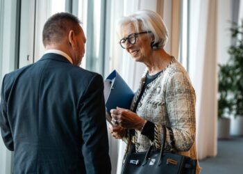 Στουρνάρας: «Αν το πετρέλαιο μείνει στα $105, η ΕΚΤ θα αυξήσει τα επιτόκια»