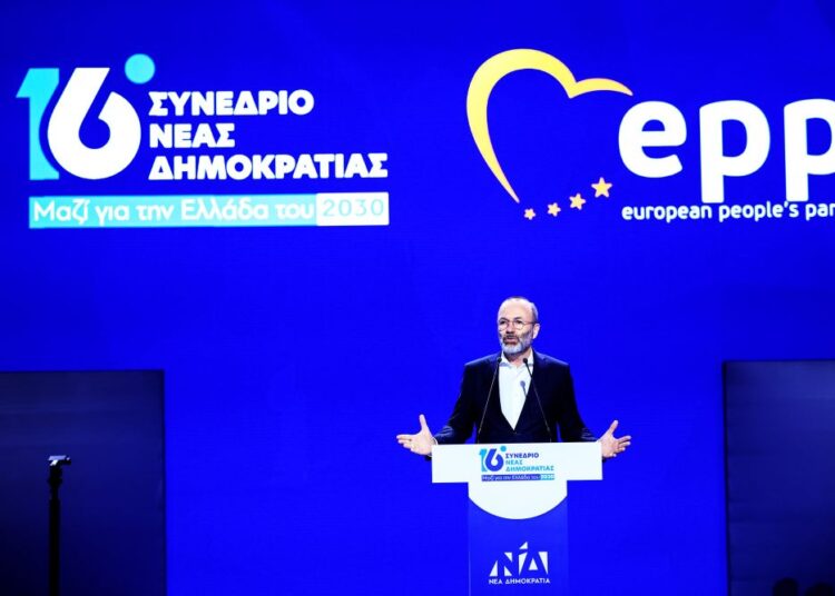 Βέμπερ στο Συνέδριο της ΝΔ: «Οι πολιτικές Μητσοτάκη αποτελούν παράδειγμα για την Ευρώπη»
