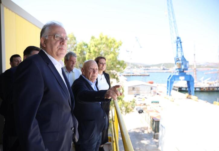 Ναυπηγεία Σκαραμαγκά – Θεοδωρικάκος: «Εθνικό στοίχημα η ναυπηγική βιομηχανία για την παραγωγική Ελλάδα»