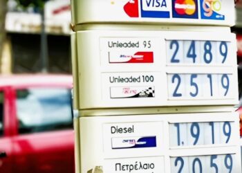 Το ισχυρό ευρώ κρατά την τιμή της βενζίνης κοντά στα €2, ενώ τον Ιούνιο του 2022 «άγγιζε» τα €2,5 το λίτρο