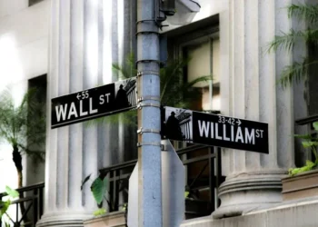 Wall Street: Νεύρα στις αγορές λόγω πληθωρισμού και Ιράν – Άλμα στο πετρέλαιο, πίεση στους δείκτες