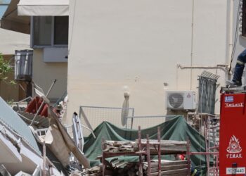 Κατέρρευσε πολυκατοικία στα Πετράλωνα: Αναφορές για 4 εγκλωβισμένους