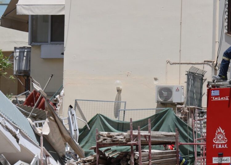Κατέρρευσε πολυκατοικία στα Πετράλωνα: Αναφορές για 4 εγκλωβισμένους