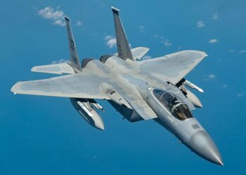ΗΠΑ: Πιλότος F-15 κατέθεσε ότι είδε «σμήνος» ιρανικών drones σε σχηματισμό μέδουσας πριν από την κατάρριψη