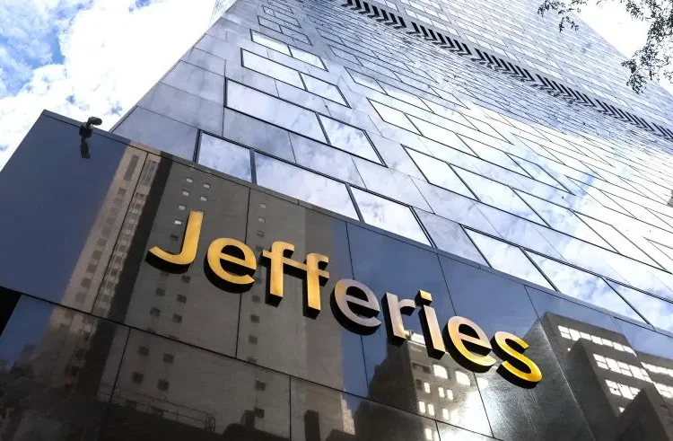 Jefferies: Η Ελλάδα αλλάζει «πίστα» και δίνει ισχυρό «καύσιμο» στις τραπεζικές μετοχές