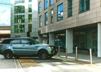 Τα SUV «καταπίνουν» τις θέσεις στάθμευσης: Η νέα ευρωπαϊκή πρόκληση