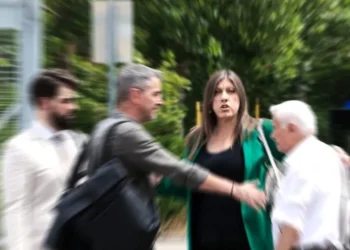 Δίκη Τεμπών: Ένταση μεταξύ συγγενών θυμάτων και Ζωής Κωνσταντοπούλου – Παρέμβαση προέδρου για αποκλιμάκωση