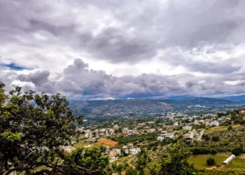 Φθινοπωρινός ο καιρός: Βροχές, καταιγίδες και ισχυροί άνεμοι στο σκηνικό του Σαββάτου