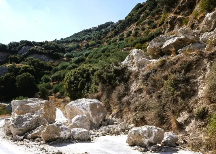 Εύβοια: Οι ισχυροί σεισμοί άφησαν πίσω του ρωγμές, κατολισθήσεις και φόβο για νέες δονήσεις