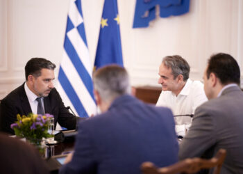 Panos Panay: Ο Ελληνοαμερικανός «αρχιτέκτονας» των Surface που οδηγεί την Amazon στην εποχή της τεχνητής νοημοσύνης