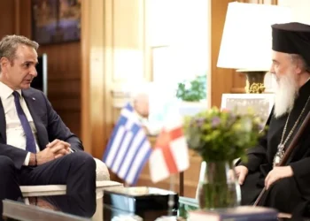 Κοινό μέτωπο Μητσοτάκη-Πατριάρχη Ιεροσολύμων για τους χριστιανούς της Μέσης Ανατολής