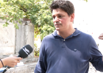 Ο «γιατρός των φτωχών»: Ο νευροχειρουργός Ευρυβιάδης Μπαϊραμίδης σώζει ζωές κόντρα στις λίστες αναμονής και το κόστος