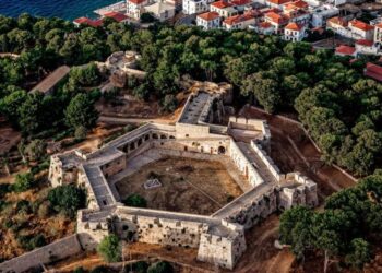 Νιόκαστρο Πύλου: Αντιδράσεις για την γαμήλια δεξίωση της Αμαλίας Κωστοπούλου σε αρχαιολογικό χώρο
