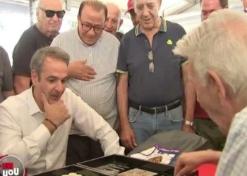 Επίσκεψη Μητσοτάκη στη Νέα Σμύρνη: Στιγμές χαλάρωσης με πολίτες, τάβλι και βόλτα στην αγορά