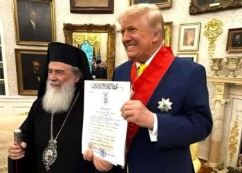 Ο Ντόναλντ Τραμπ τιμήθηκε ως «Μεγάλος Σταυροφόρος» του Παναγίου Τάφου: Το μήνυμα της Κίμπερλι Γκίλφοϊλ