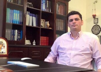 Ο «γιατρός των φτωχών»: Ο νευροχειρουργός Ευρυβιάδης Μπαϊραμίδης σώζει ζωές κόντρα στις λίστες αναμονής και το κόστος
