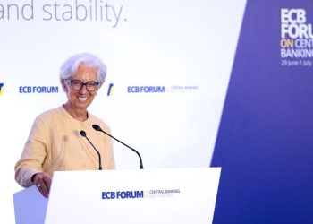 ΕΚΤ: Η Λαγκάρντ κρατά ανοιχτό το ενδεχόμενο νέας αύξησης επιτοκίων – Το μήνυμα από τη Σίντρα