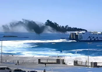 «Μαύρισε» ο ουρανός της Τήνου: Στο μικροσκόπιο οι εκπομπές από πλοίο της SeaJets