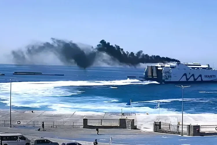 «Μαύρισε» ο ουρανός της Τήνου: Στο μικροσκόπιο οι εκπομπές από πλοίο της SeaJets