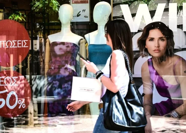 Αντίστροφη μέτρηση για τις θερινές εκπτώσεις: Προαιρετικά ανοιχτά τα καταστήματα την πρώτη Κυριακή