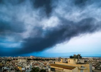 Τοξικό νέφος πάνω από τη Θεσσαλονίκη μετά τη φωτιά στο Ωραιόκαστρο